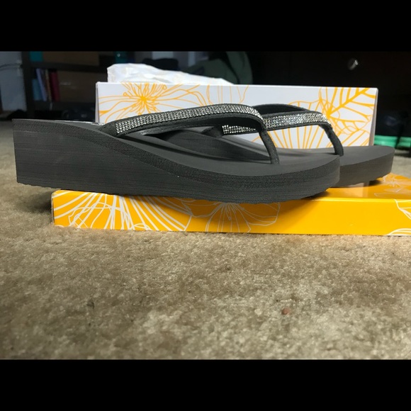NEW Yellow box sandals. Never worn in original box - Picture 5 of 6
